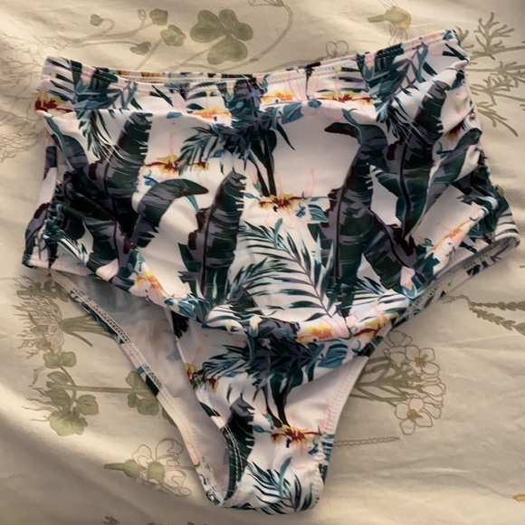 Bikini - Picture 2 of 4